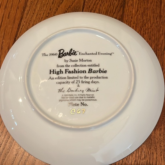 2 vintage 1990 Danbury Mint “High Fashion Barbie” plates by Susie Morton - Picture 4 of 4